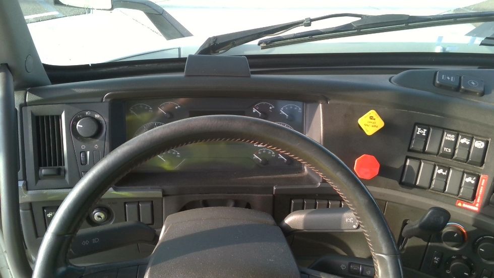 Day Cab Tractor-Heavy Duty Tractors-Volvo-2021-VNR64300-Tracy-CA-591,788\n\t\tmiles-$ 32,500 - Image 10