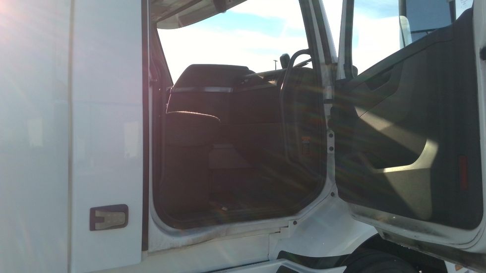 Day Cab Tractor-Heavy Duty Tractors-Volvo-2021-VNR64300-Tracy-CA-591,788\n\t\tmiles-$ 32,500 - Image 11