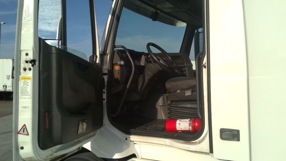 Day Cab Tractor-Heavy Duty Tractors-Volvo-2021-VNR64300-Tracy-CA-591,788\n\t\tmiles-$ 32,500 - Image 8