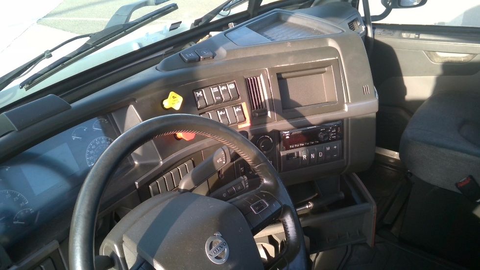 Day Cab Tractor-Heavy Duty Tractors-Volvo-2021-VNR64300-Tracy-CA-591,788\n\t\tmiles-$ 32,500 - Image 9