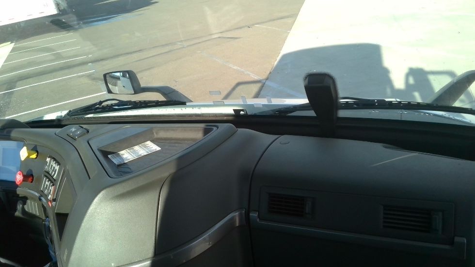 Day Cab Tractor-Heavy Duty Tractors-Volvo-2021-VNR64300-Tracy-CA-600,281\n\t\tmiles-$ 31,500 - Image 13