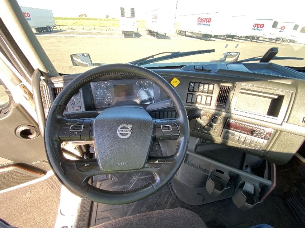 Day Cab Tractor-Heavy Duty Tractors-Volvo-2021-VNR64300-West Sacramento-CA-603,746\n\t\tmiles-$ 32,250 - Image 11