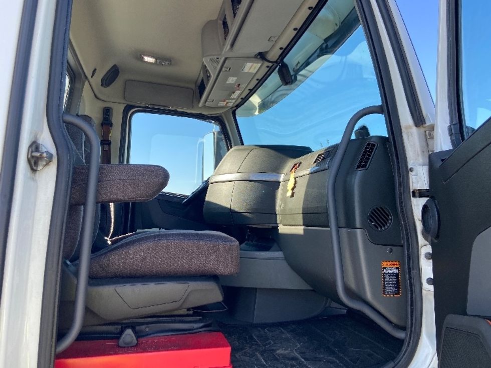 Day Cab Tractor-Heavy Duty Tractors-Volvo-2021-VNR64300-West Sacramento-CA-603,746\n\t\tmiles-$ 32,250 - Image 12