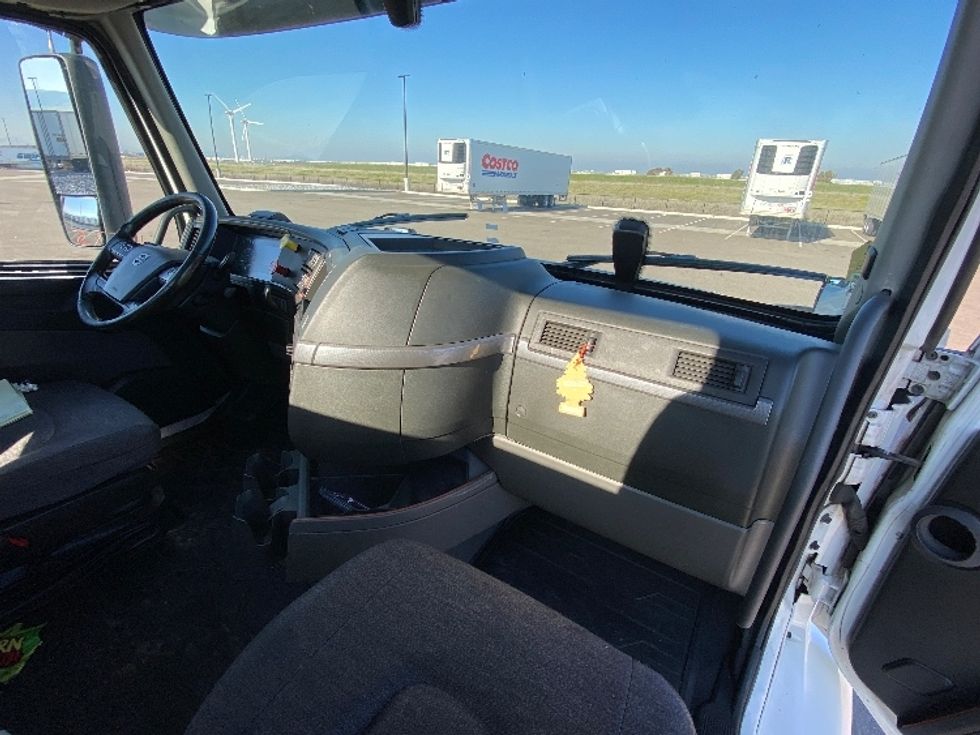 Day Cab Tractor-Heavy Duty Tractors-Volvo-2021-VNR64300-West Sacramento-CA-603,746\n\t\tmiles-$ 32,250 - Image 13