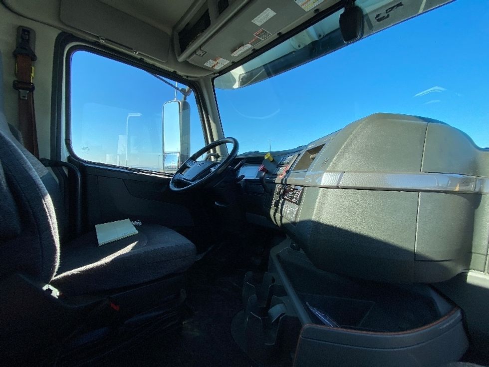 Day Cab Tractor-Heavy Duty Tractors-Volvo-2021-VNR64300-West Sacramento-CA-603,746\n\t\tmiles-$ 32,250 - Image 14
