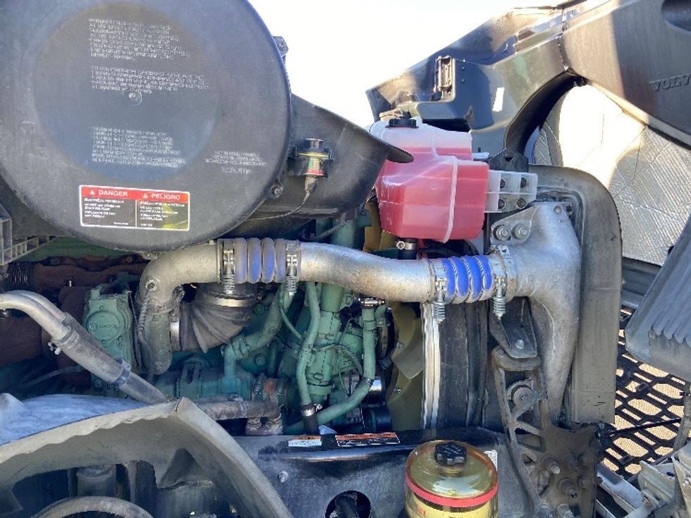 Day Cab Tractor-Heavy Duty Tractors-Volvo-2021-VNR64300-West Sacramento-CA-603,746\n\t\tmiles-$ 32,250 - Image 15