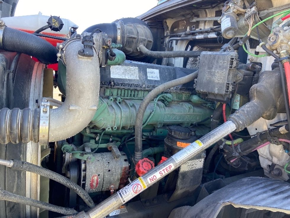 Day Cab Tractor-Heavy Duty Tractors-Volvo-2021-VNR64300-West Sacramento-CA-603,746\n\t\tmiles-$ 32,250 - Image 16