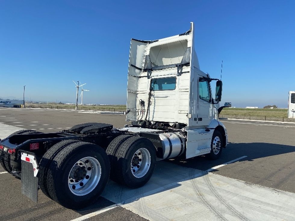Day Cab Tractor-Heavy Duty Tractors-Volvo-2021-VNR64300-West Sacramento-CA-603,746\n\t\tmiles-$ 32,250 - Image 7