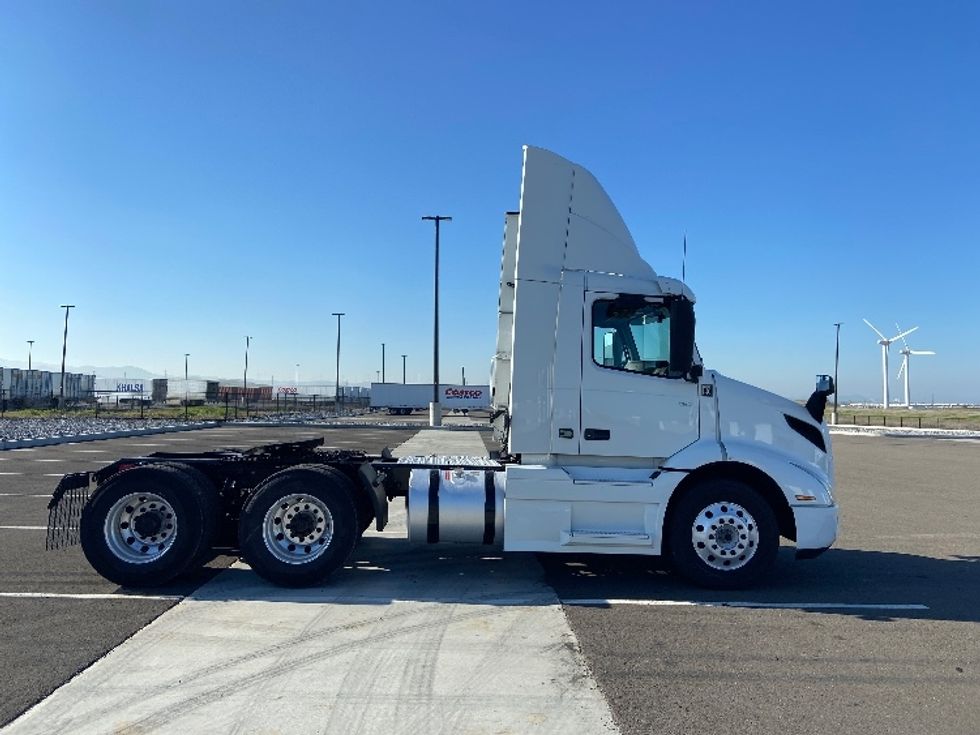 Day Cab Tractor-Heavy Duty Tractors-Volvo-2021-VNR64300-West Sacramento-CA-603,746\n\t\tmiles-$ 32,250 - Image 8