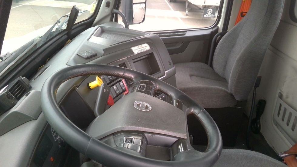 Day Cab Tractor-Heavy Duty Tractors-Volvo-2021-VNR64300-West Sacramento-CA-650,937\n\t\tmiles-$ 29,000 - Image 10