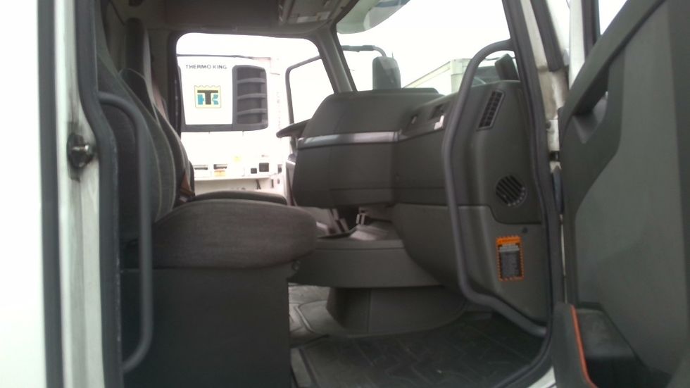 Day Cab Tractor-Heavy Duty Tractors-Volvo-2021-VNR64300-West Sacramento-CA-650,937\n\t\tmiles-$ 29,000 - Image 11