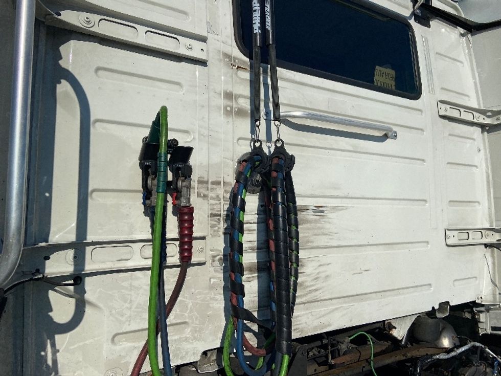 Day Cab Tractor-Heavy Duty Tractors-Volvo-2021-VNR64300-West Sacramento-CA-650,937\n\t\tmiles-$ 29,000 - Image 15