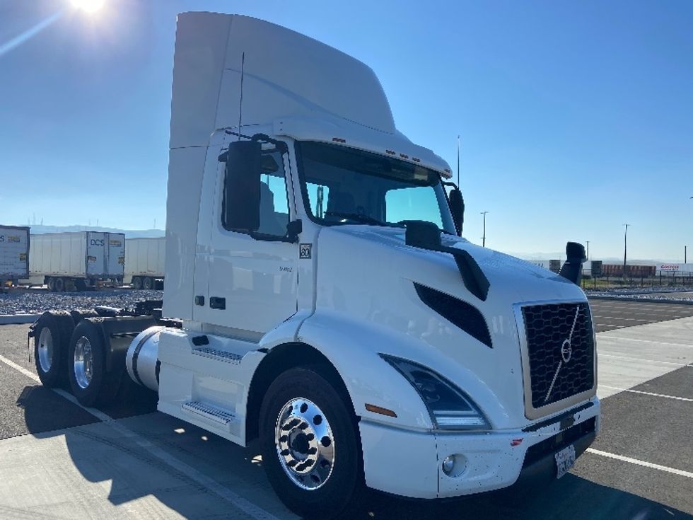 Day Cab Tractor-Heavy Duty Tractors-Volvo-2021-VNR64300-West Sacramento-CA-651,087\n\t\tmiles-$ 10,000 - Image 1