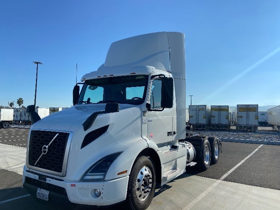 Day Cab Tractor-Heavy Duty Tractors-Volvo-2021-VNR64300-West Sacramento-CA-651,087\n\t\tmiles-$ 10,000 - Image 3