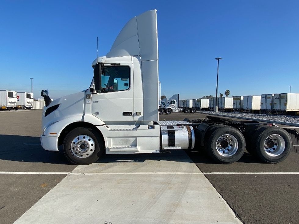 Day Cab Tractor-Heavy Duty Tractors-Volvo-2021-VNR64300-West Sacramento-CA-651,087\n\t\tmiles-$ 10,000 - Image 4
