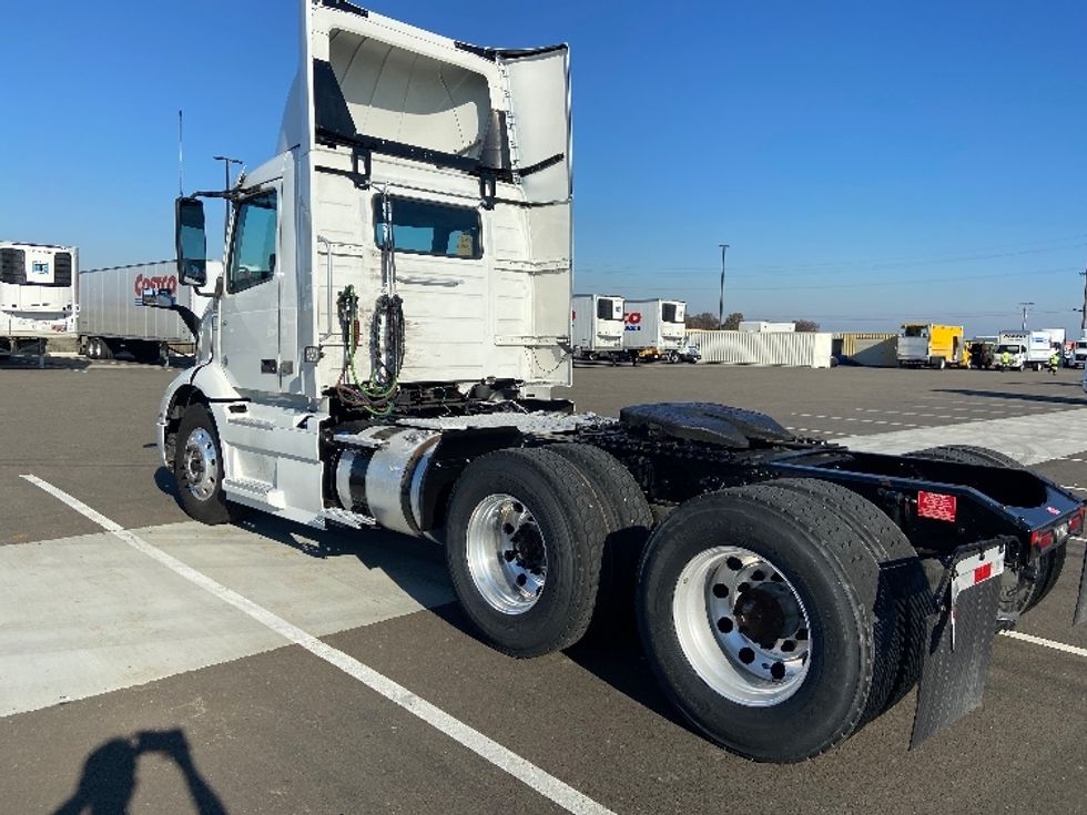 Day Cab Tractor-Heavy Duty Tractors-Volvo-2021-VNR64300-West Sacramento-CA-651,087\n\t\tmiles-$ 10,000 - Image 5