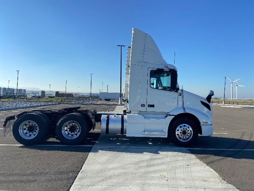 Day Cab Tractor-Heavy Duty Tractors-Volvo-2021-VNR64300-West Sacramento-CA-651,087\n\t\tmiles-$ 10,000 - Image 8