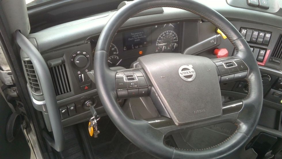 Day Cab Tractor-Heavy Duty Tractors-Volvo-2021-VNR64300-West Sacramento-CA-651,087\n\t\tmiles-$ 10,000 - Image 9