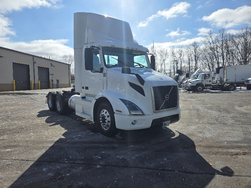 Day Cab Tractor-Heavy Duty Tractors-Volvo-2021-VNR64300-Ypsilanti-MI-594,993\n\t\tmiles-$ 29,250 - Image 1