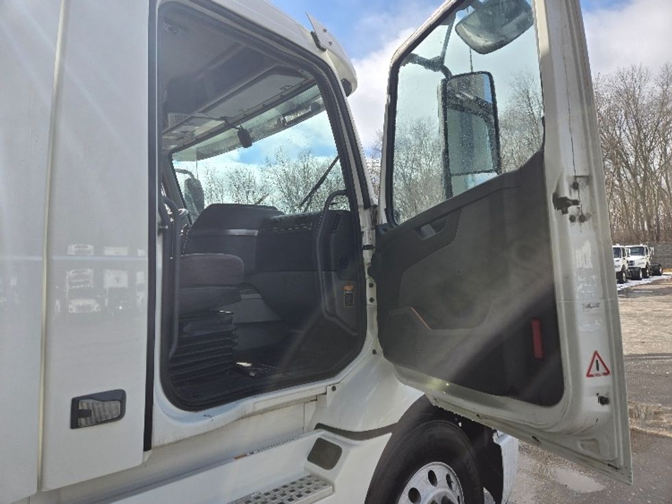 Day Cab Tractor-Heavy Duty Tractors-Volvo-2021-VNR64300-Ypsilanti-MI-594,993\n\t\tmiles-$ 29,250 - Image 12