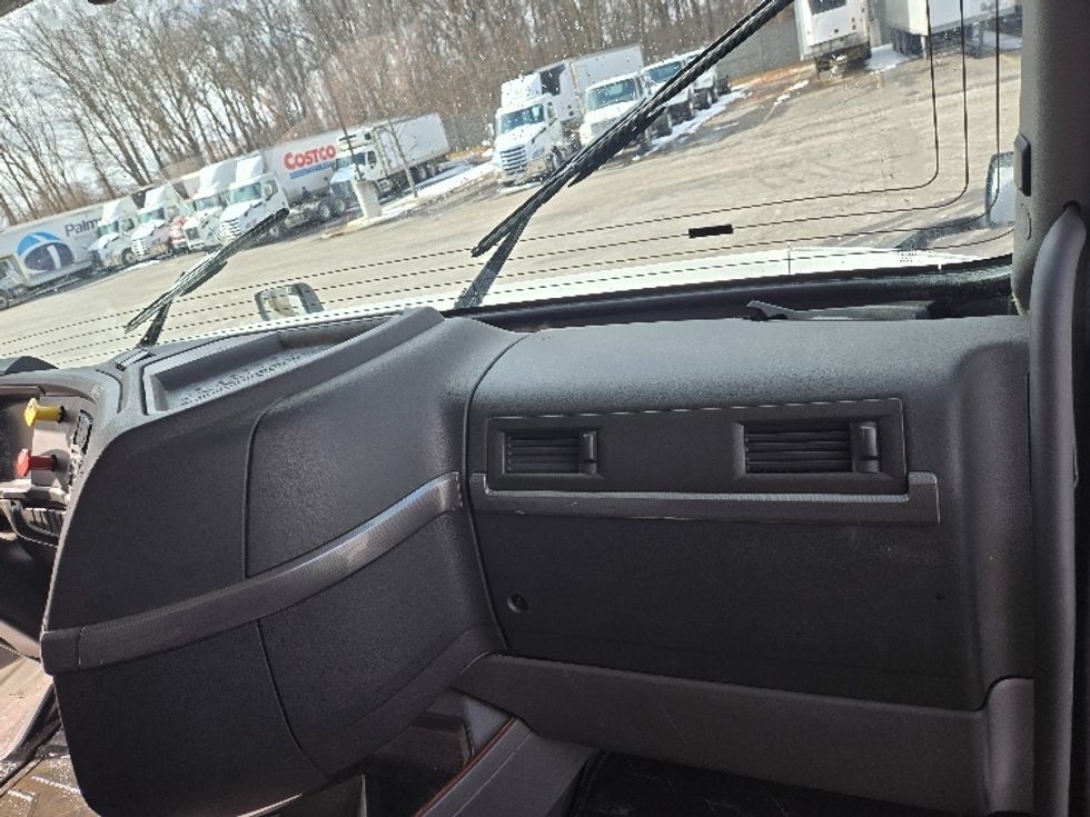 Day Cab Tractor-Heavy Duty Tractors-Volvo-2021-VNR64300-Ypsilanti-MI-594,993\n\t\tmiles-$ 29,250 - Image 13