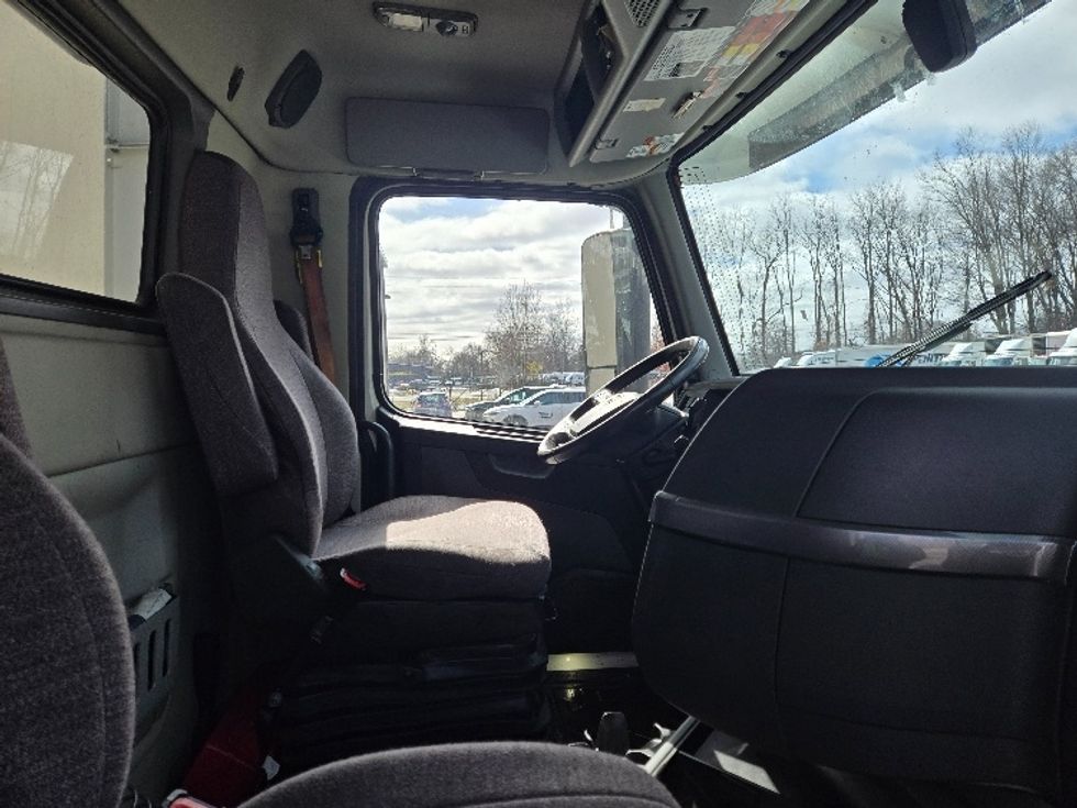 Day Cab Tractor-Heavy Duty Tractors-Volvo-2021-VNR64300-Ypsilanti-MI-594,993\n\t\tmiles-$ 29,250 - Image 14