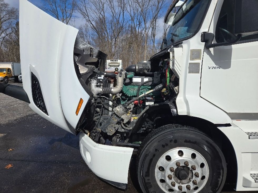 Day Cab Tractor-Heavy Duty Tractors-Volvo-2021-VNR64300-Ypsilanti-MI-594,993\n\t\tmiles-$ 29,250 - Image 16