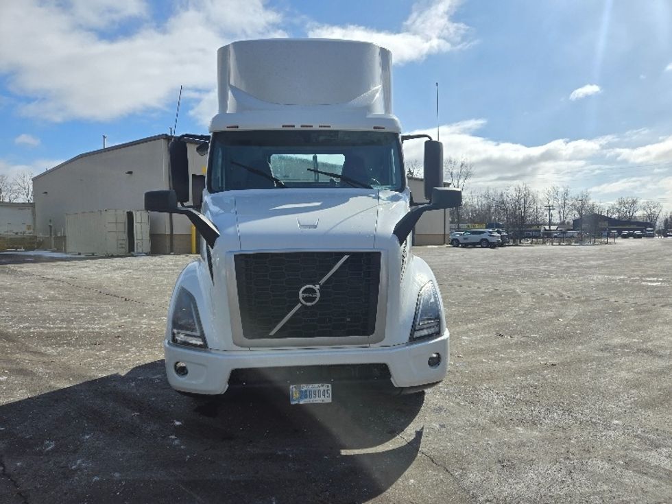 Day Cab Tractor-Heavy Duty Tractors-Volvo-2021-VNR64300-Ypsilanti-MI-594,993\n\t\tmiles-$ 29,250 - Image 2