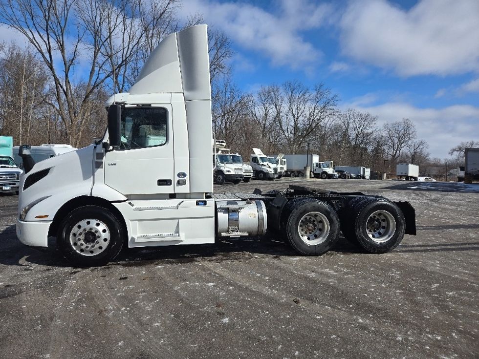 Day Cab Tractor-Heavy Duty Tractors-Volvo-2021-VNR64300-Ypsilanti-MI-594,993\n\t\tmiles-$ 29,250 - Image 4