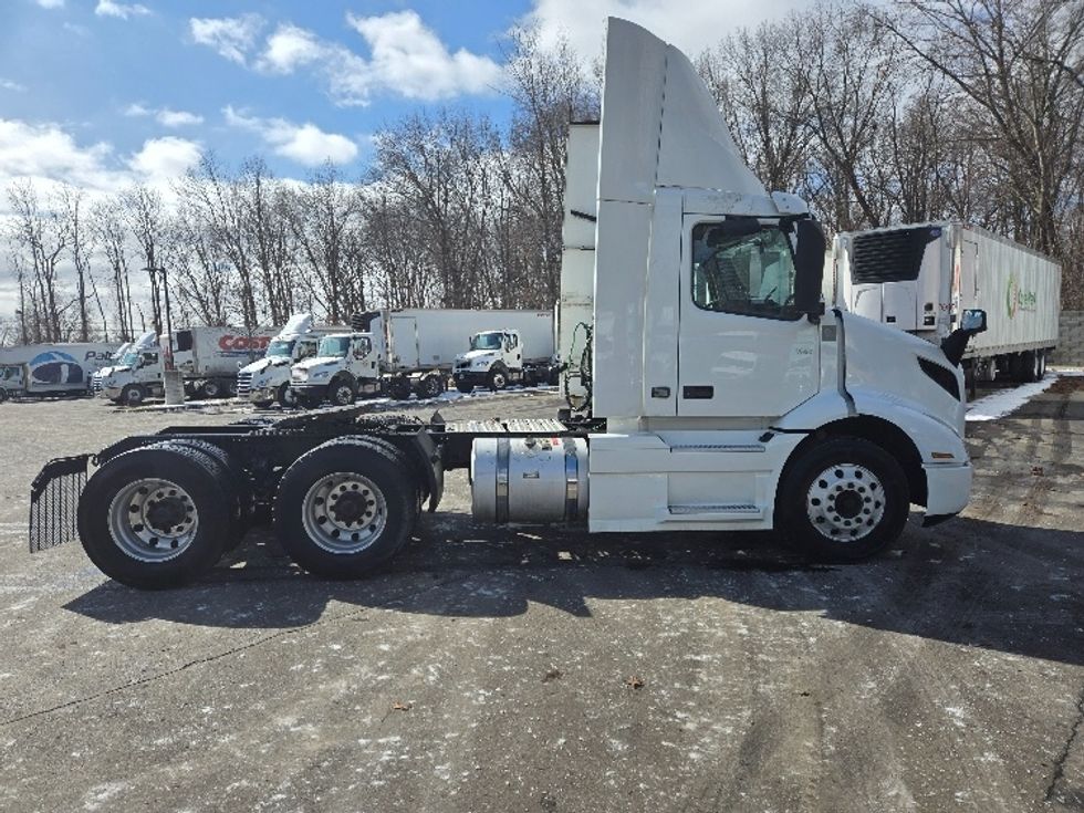 Day Cab Tractor-Heavy Duty Tractors-Volvo-2021-VNR64300-Ypsilanti-MI-594,993\n\t\tmiles-$ 29,250 - Image 8