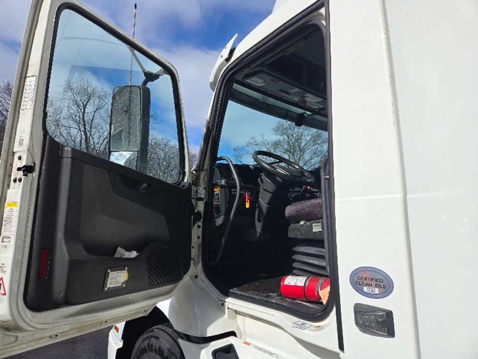 Day Cab Tractor-Heavy Duty Tractors-Volvo-2021-VNR64300-Ypsilanti-MI-594,993\n\t\tmiles-$ 29,250 - Image 9