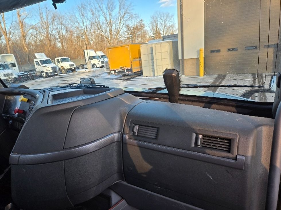 Day Cab Tractor-Heavy Duty Tractors-Volvo-2021-VNR64300-Ypsilanti-MI-631,343\n\t\tmiles-$ 29,000 - Image 13