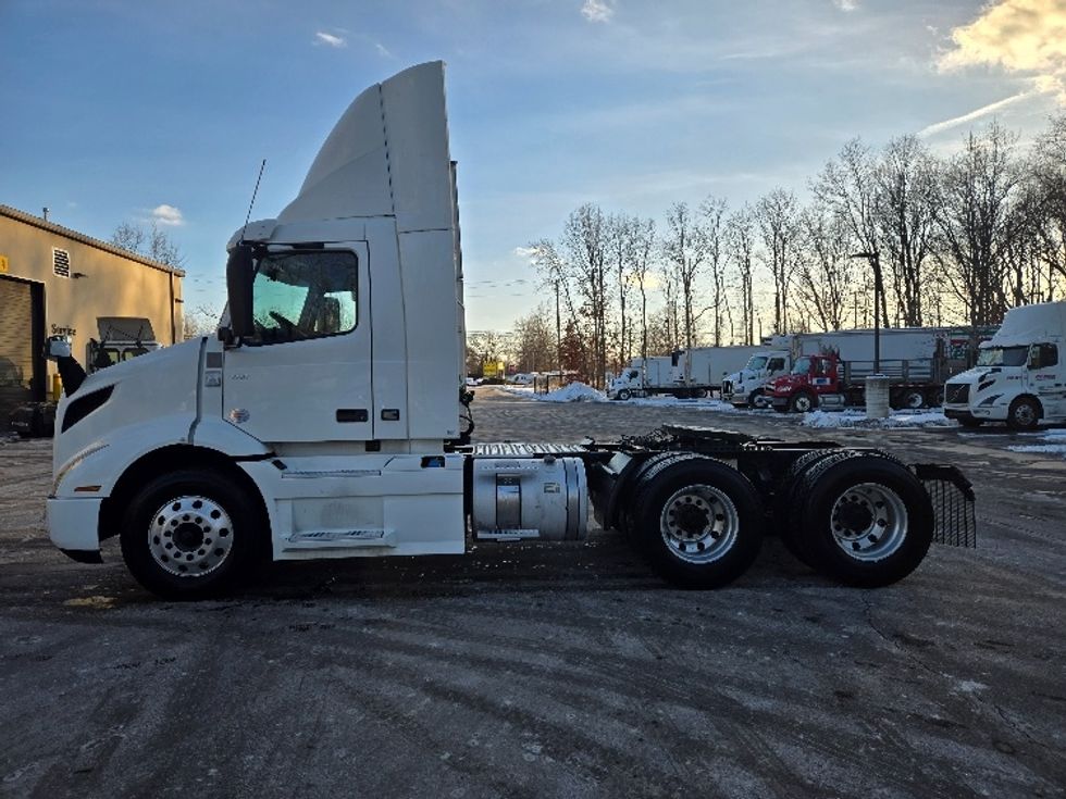 Day Cab Tractor-Heavy Duty Tractors-Volvo-2021-VNR64300-Ypsilanti-MI-631,343\n\t\tmiles-$ 29,000 - Image 4