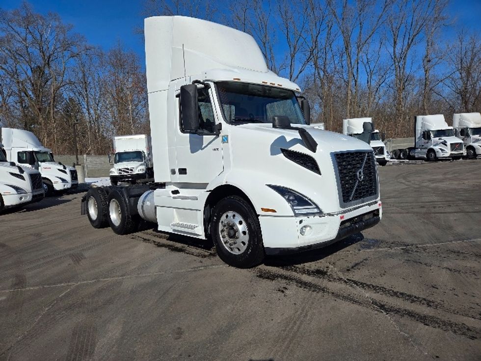 Day Cab Tractor-Heavy Duty Tractors-Volvo-2021-VNR64300-Ypsilanti-MI-659,320\n\t\tmiles-$ 29,000 - Image 1