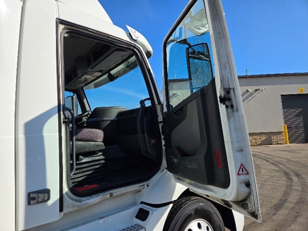 Day Cab Tractor-Heavy Duty Tractors-Volvo-2021-VNR64300-Ypsilanti-MI-659,320\n\t\tmiles-$ 29,000 - Image 12