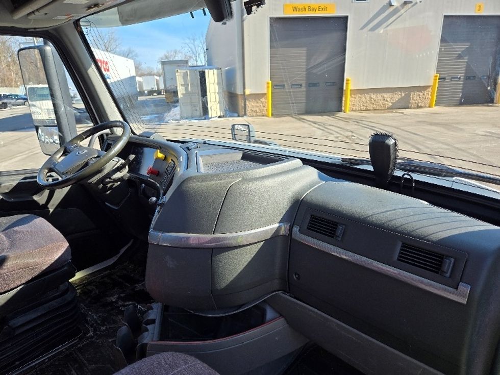 Day Cab Tractor-Heavy Duty Tractors-Volvo-2021-VNR64300-Ypsilanti-MI-659,320\n\t\tmiles-$ 29,000 - Image 13