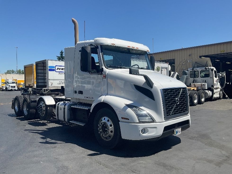 Day Cab Tractor-Heavy Duty Tractors-Volvo-2021-VNR84300-Kent-WA-390,775\n\t\tmiles-$ 75,000 - Image 1