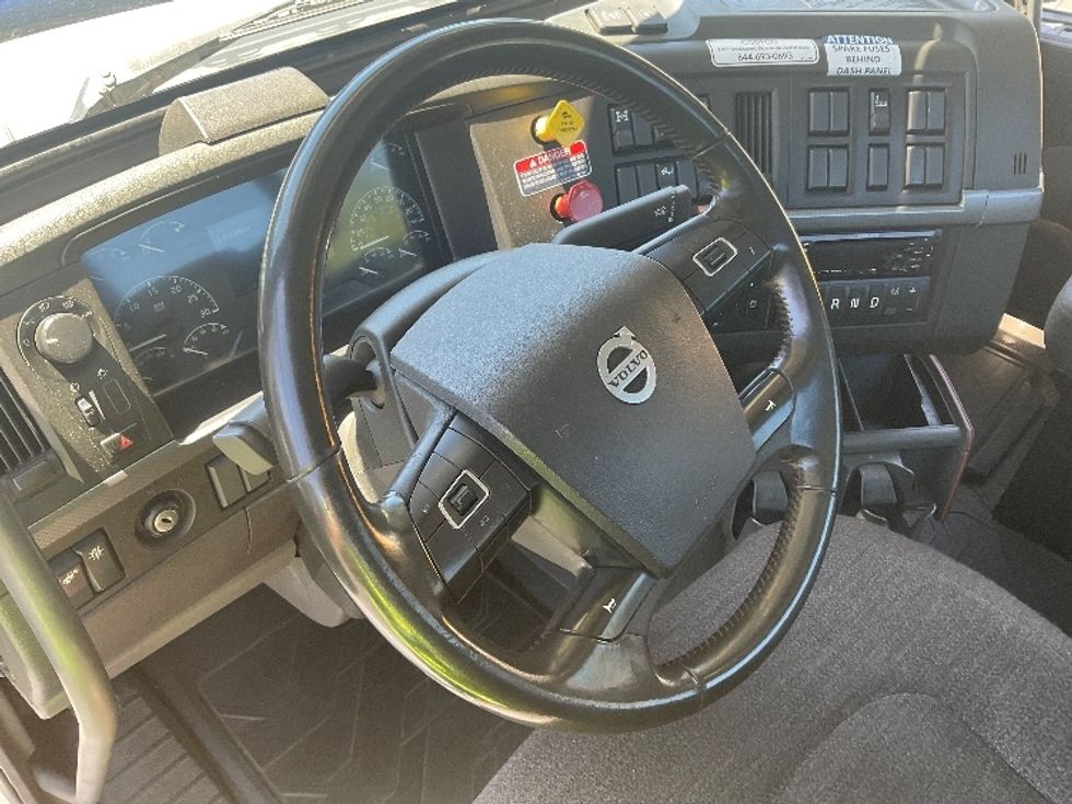 Day Cab Tractor-Heavy Duty Tractors-Volvo-2021-VNR84300-Kent-WA-390,775\n\t\tmiles-$ 75,000 - Image 10