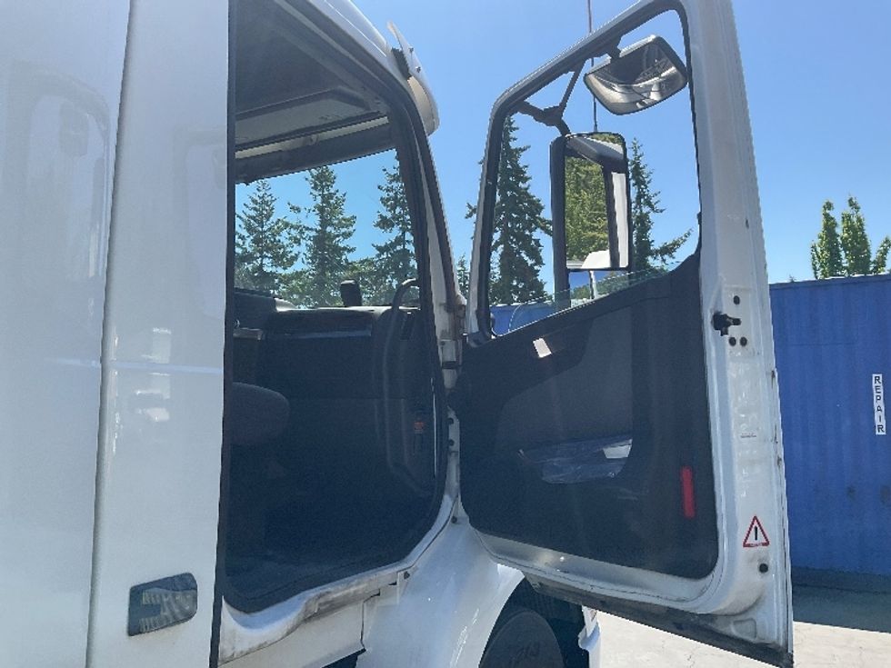 Day Cab Tractor-Heavy Duty Tractors-Volvo-2021-VNR84300-Kent-WA-390,775\n\t\tmiles-$ 75,000 - Image 12