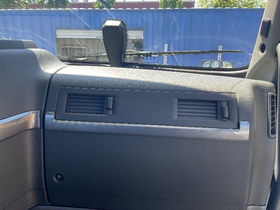 Day Cab Tractor-Heavy Duty Tractors-Volvo-2021-VNR84300-Kent-WA-390,775\n\t\tmiles-$ 75,000 - Image 13