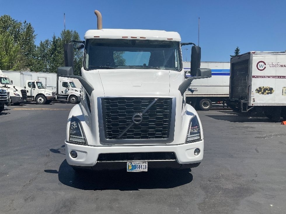 Day Cab Tractor-Heavy Duty Tractors-Volvo-2021-VNR84300-Kent-WA-390,775\n\t\tmiles-$ 75,000 - Image 2