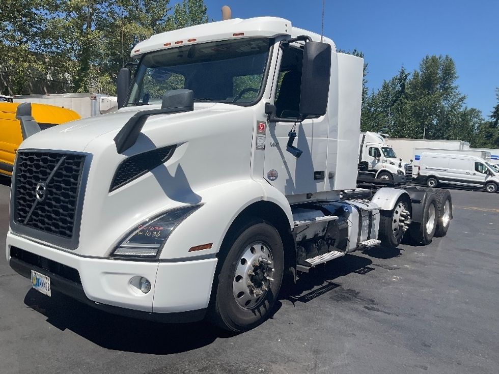 Day Cab Tractor-Heavy Duty Tractors-Volvo-2021-VNR84300-Kent-WA-390,775\n\t\tmiles-$ 75,000 - Image 3