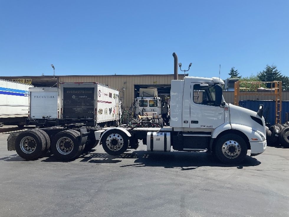 Day Cab Tractor-Heavy Duty Tractors-Volvo-2021-VNR84300-Kent-WA-390,775\n\t\tmiles-$ 75,000 - Image 8