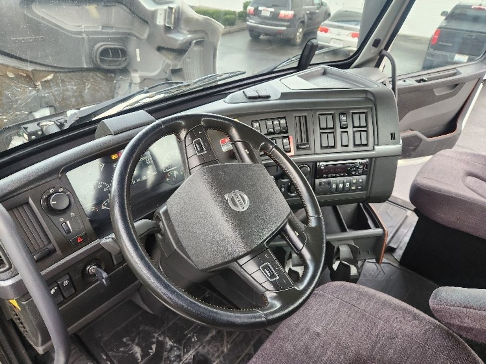 Day Cab Tractor-Heavy Duty Tractors-Volvo-2021-VNR84300-Kent-WA-433,639\n\t\tmiles-$ 67,750 - Image 10