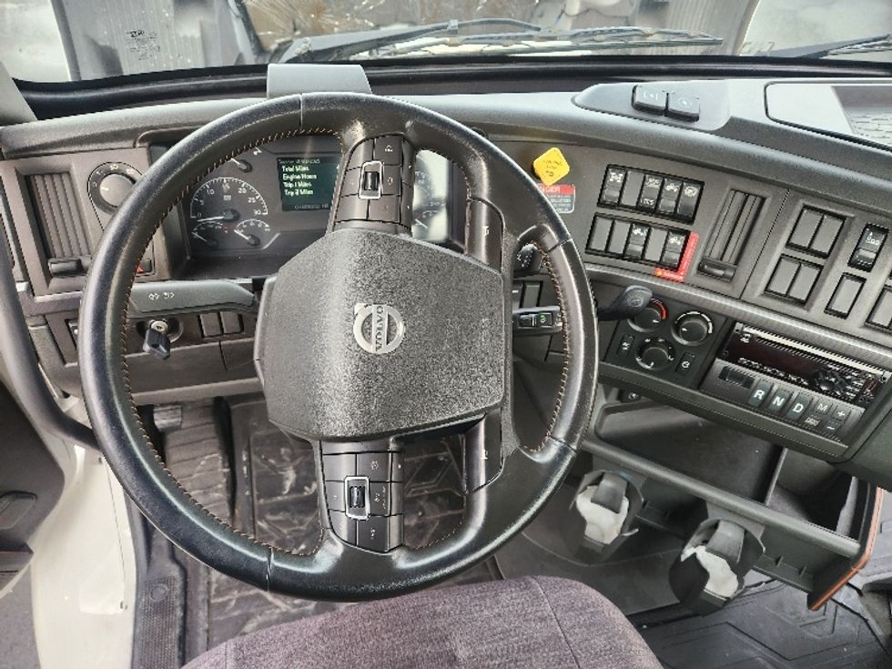 Day Cab Tractor-Heavy Duty Tractors-Volvo-2021-VNR84300-Kent-WA-433,639\n\t\tmiles-$ 67,750 - Image 11