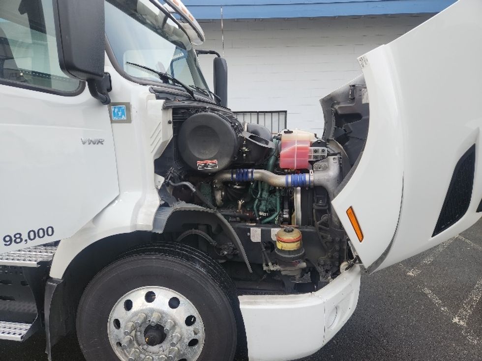 Day Cab Tractor-Heavy Duty Tractors-Volvo-2021-VNR84300-Kent-WA-433,639\n\t\tmiles-$ 67,750 - Image 12