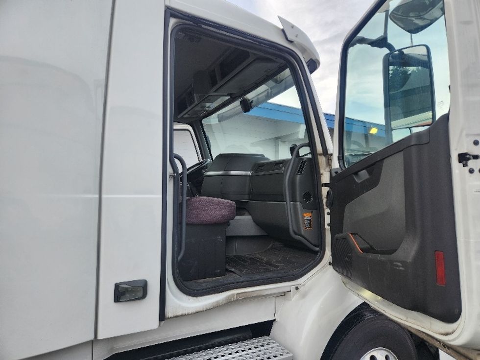 Day Cab Tractor-Heavy Duty Tractors-Volvo-2021-VNR84300-Kent-WA-433,639\n\t\tmiles-$ 67,750 - Image 13