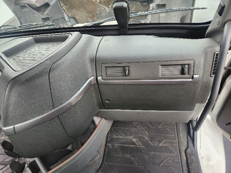 Day Cab Tractor-Heavy Duty Tractors-Volvo-2021-VNR84300-Kent-WA-433,639\n\t\tmiles-$ 67,750 - Image 14