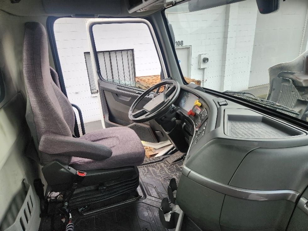 Day Cab Tractor-Heavy Duty Tractors-Volvo-2021-VNR84300-Kent-WA-433,639\n\t\tmiles-$ 67,750 - Image 15