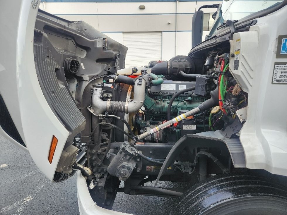 Day Cab Tractor-Heavy Duty Tractors-Volvo-2021-VNR84300-Kent-WA-433,639\n\t\tmiles-$ 67,750 - Image 16